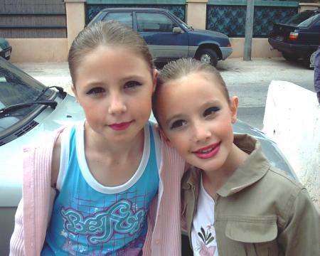 ma cousine CHLOE et moi le jour de mon gala de danse
